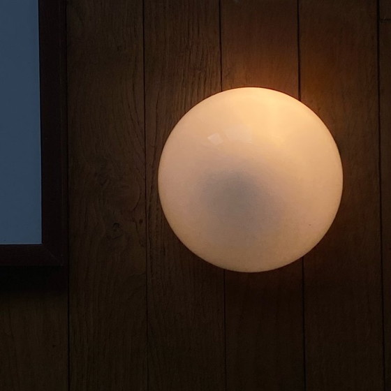 Lampada da soffitto antica o applique vintage, vetro opalino bianco, forma a mezzaluna, 20 cm, anni '60-'70 (photo 7 of 8)