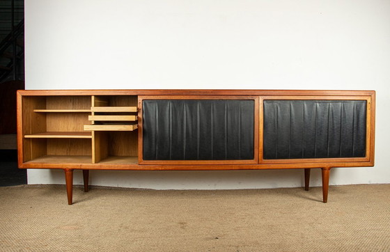 Image 1 of Enfilade danese extra lunga in teak, quercia e skai, 280 cm, di Arne Hovmand-Olsen 1960.