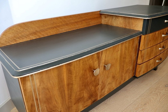 Image 1 of Ensemble de chambre à coucher remis à neuf, de style Mid Century - Noyer strié, Grachtengroen et accents argentés