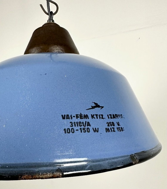 Image 1 of Suspension industrielle en fonte émaillée bleue avec abat-jour en verre, années 1960