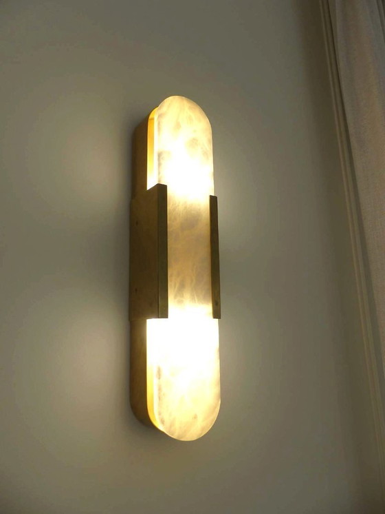 Image 1 of Set aus 2 Wandleuchten „Elongated Melange“ aus Messing und Naturalabaster von VISUAL COMFORT, entworfen von Kelly Wearstler