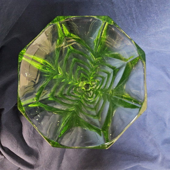 Vase Antique Art Déco Bohémien en Uranium / Verre Géométrique Effilé (Verre de Bohème) – Glass (photo 7 of 15)