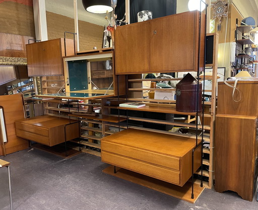 Sistema a parete progettato da Ernst-Dieter Hilker per Omnia.