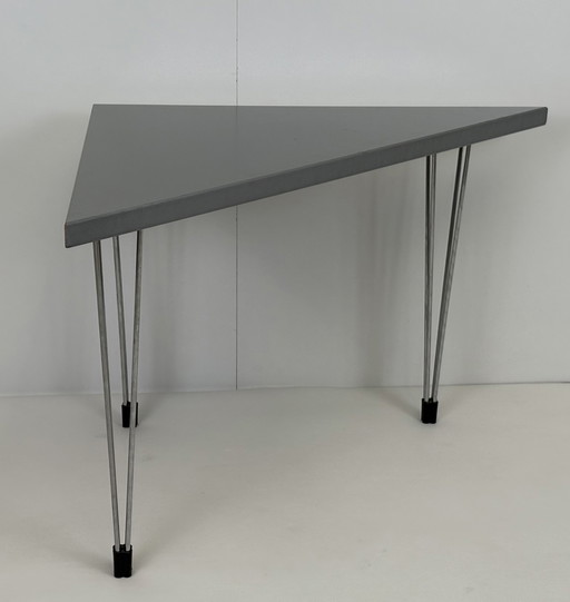 Deens design Space Age eighties grijze Pin Age bijzettafel chromen pootjes