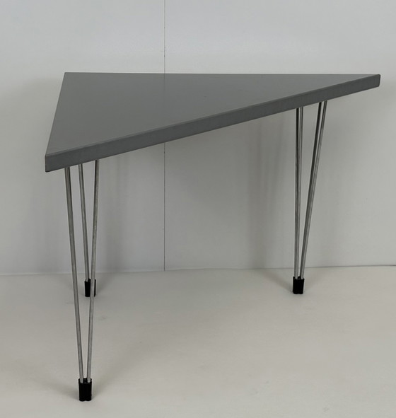 Image 1 of Deens design Space Age eighties grijze Pin Age bijzettafel chromen pootjes