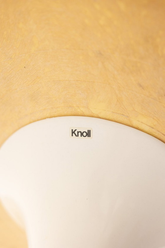 Image 1 of Eero Saarinen, voor Knoll International. Tulpvormige bijzettafel. Circa 1970.