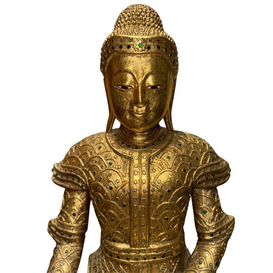Estatua antigua de Buda Mandalay birmano – Madera dorada con incrustaciones de vidrio – Myanmar ca. 1880–1920 (photo 9 of 10)