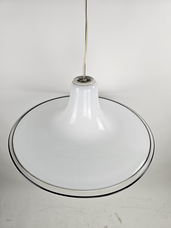 Image 1 of Pendelleuchte aus weißem Glas mit schwarzem, transparentem Rand, Modell „Hexenhut“, aus Italien