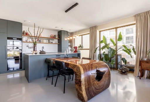 Table de salle à manger unique, fabriquée à la main à partir d'un seul tronc d'arbre.