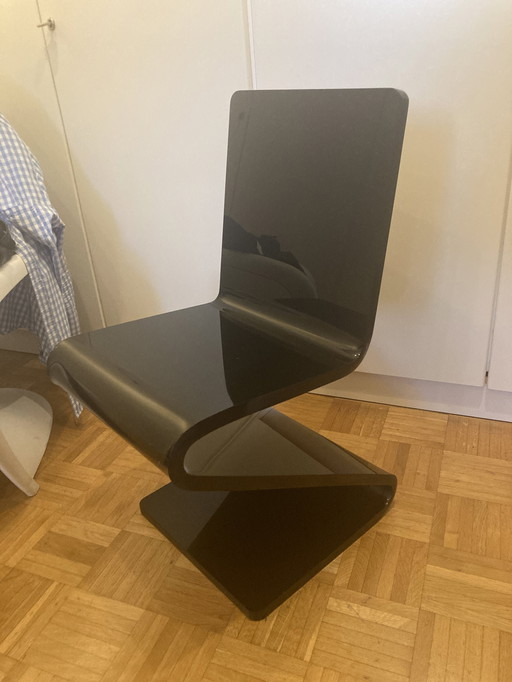 1x Une chaise Zett inspirée du design du zigzag