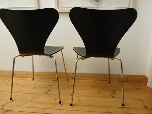 Due originali sedie a forma di farfalla, disegnate da Arne Jacobsen per Fritz Hansen.