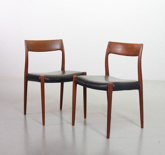 Image 1 of Chaises de salle à manger Niels Otto Moller en teck et cuir noir, modèle 77 - Lot de 4