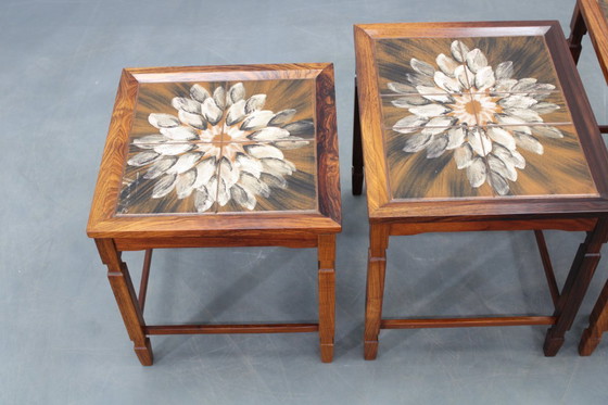 Image 1 of Mesas nido danesas de mediados de siglo, década de 1960, con tableros de azulejos