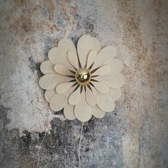 Image 1 of Wall-mounted flower, Marguerite model, 24 petals in rattan and linen (customizable shade)