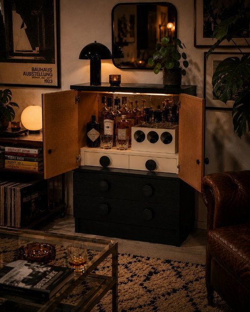 Mueble bar de estilo brutalista belga — roble negro con barra iluminada, década de 1970