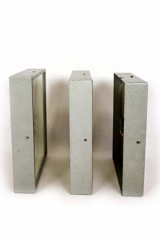 Image 1 of Orologi ferroviari quadrati industriali di Pragotron, anni '80, set di 3