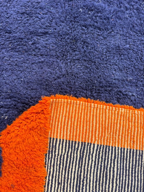 Image 1 of Diepblauw-oranje M'rirt-tapijt – handgemaakt Berber wollen textiel