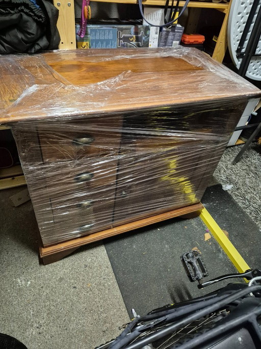 Wooden chest of drawers/sideboard with storage space