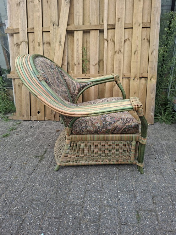 Vintage Rotan Fauteuil Is Een Karakteristiek Meubelstuk Met Een Uitgesproken Bohemian En Maximalistische (photo 9 of 11)