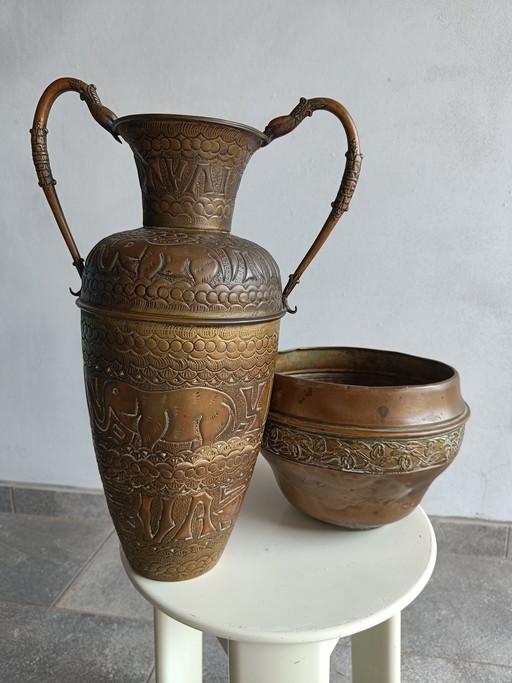 Set decorativo vintage in ottone e rame: vaso a forma di elefante in rilievo e ciotola floreale martellata.