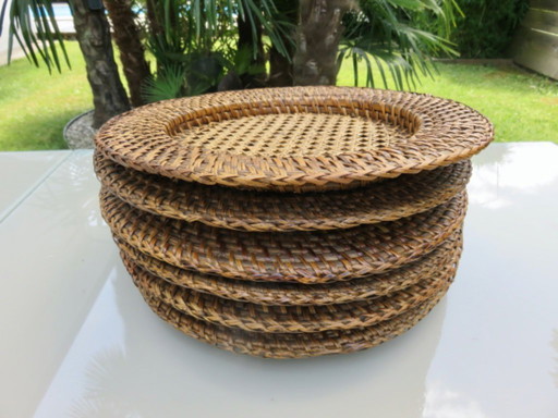 Ensemble de 6 plateaux, dessous d'assiettes, en rotin et cannage, France, 1970
