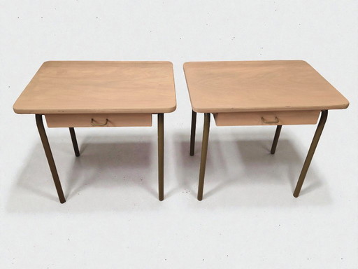 Coppia di comodini in metallo ocra e legno