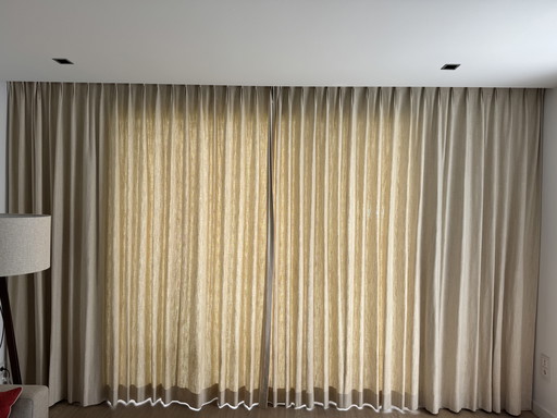 Almost 4.5 m thick high-quality curtains and 2.60 high