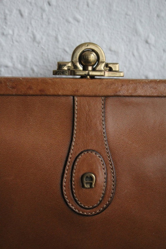 Image 1 of Borsa vintage Etienne Aigner in vera pelle marrone chiaro con chiusura decorativa.