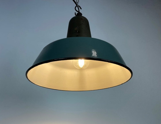 Image 1 of Industrielle Fabriklampe mit emaillierten Produkten und gusseisernem Aufsatz, 1960er Jahre