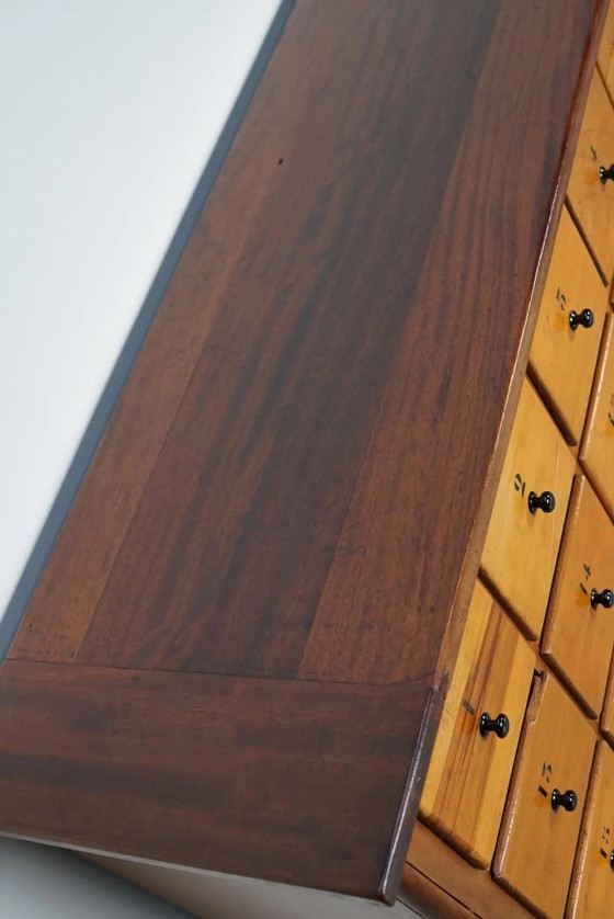 Image 1 of Grande armoire d'apothicaire / armoire d'école industrielle hollandaise en hêtre, milieu du XXe siècle
