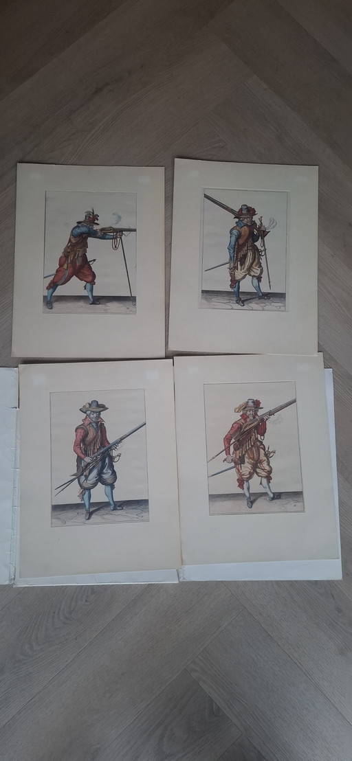 Satz von 4 antiken, handkolorierten Kupferstichen nach Jacob de Gheyn II – Rheinmetall-Edition