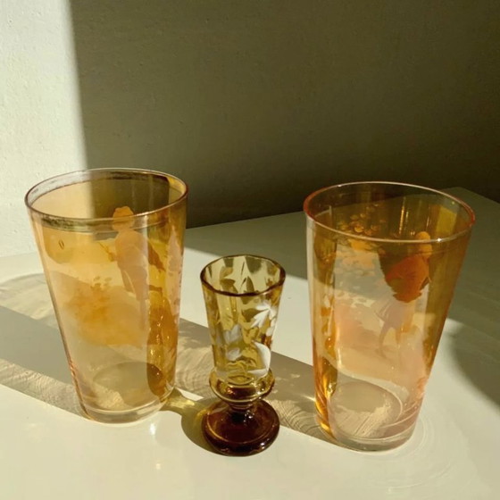 Image 1 of Paar antiker böhmischer Mary Gregory-Trinkgläser aus bernsteinfarbenem Glas, handbemalt mit Emaille, ca. 1890-1910