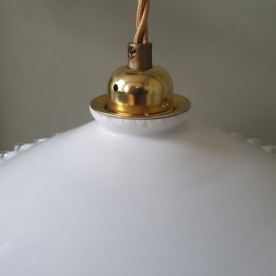 Image 1 of Set di 2 lampade a sospensione francesi in vetro opalino degli anni '30. Modello Piecrust.