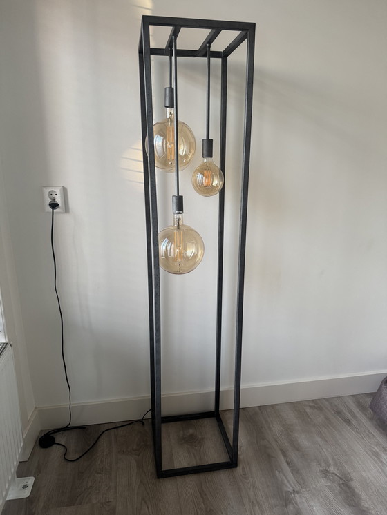 Image 1 of Vloerlamp industrieel- inclusief 3 lichtbollen