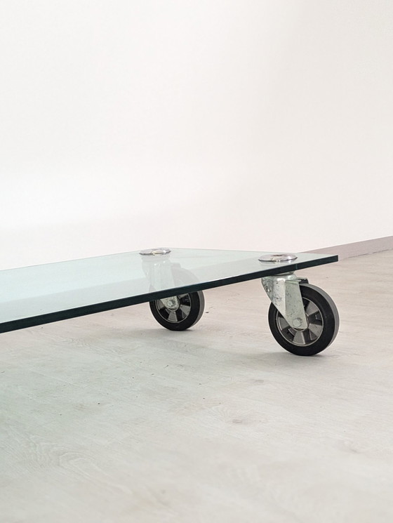 Image 1 of Table basse - Cristal - Table basse en cristal, sur roulettes, dans le style de Gae Aulenti