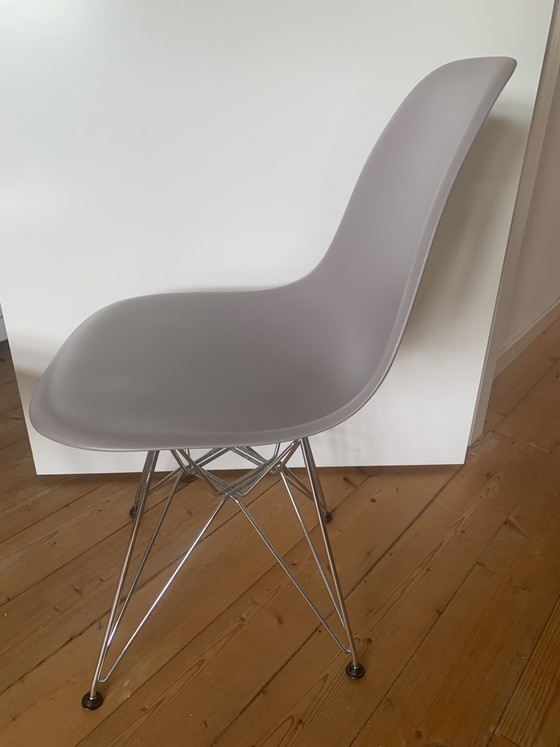 Image 1 of Chaise Vitra Eames couleur 25 - 2 pièces