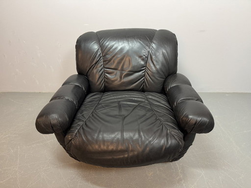Beautiful Big Black Leather Postmodern Italian Design Space Age Lounge Chair with Brass Buttons and Playful Cord Lacing, 1970s.