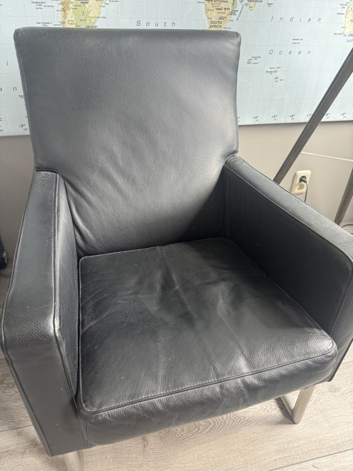 Dieser Molinari Mister X Sessel verfügt über einen Bezug aus schwarzem Leder und ein elegantes Edelstahlgestell. – fauteuils