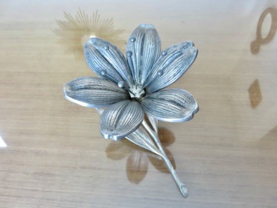 Set di 6 posacenere a forma di fiore, in bronzo argentato, Francia, circa 1960 o 1970 – Oggetti decorativi (photo 12 of 16)