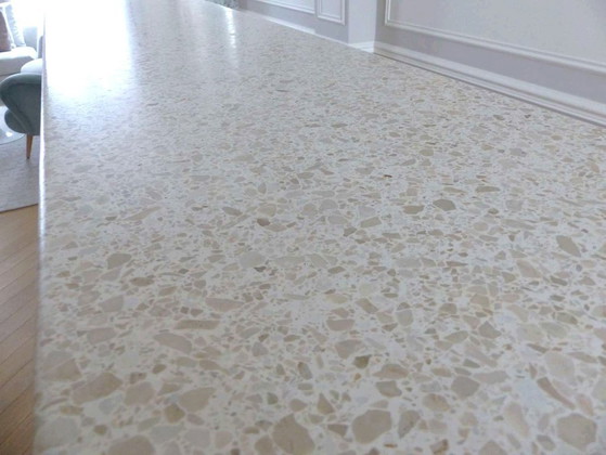 Image 1 of Moderne Bar aus massiver Eiche und doppelter Terrazzo-Arbeitsplatte – Einzigartiges Stück