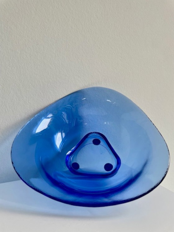 Image 1 of Ciotola in vetro dal design vintage, di un blu brillante, dalla forma triangolare organica.
