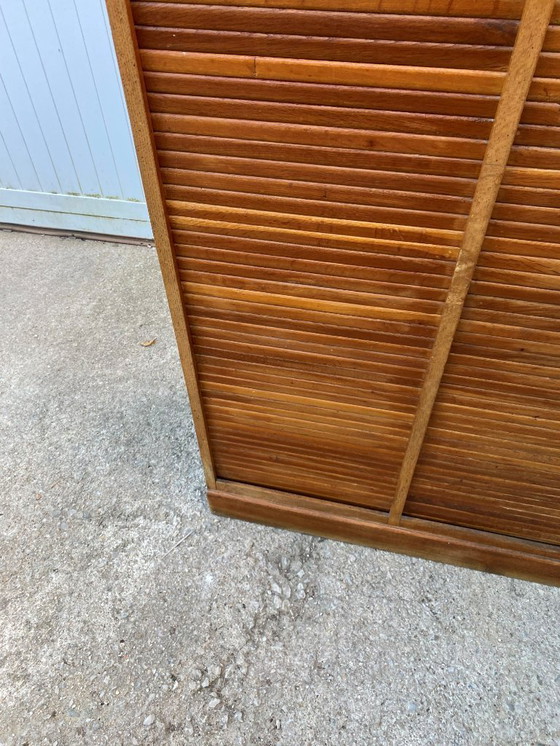 Image 1 of Eikenhouten archiefkast met dubbele kolom en gordijn uit de jaren 50