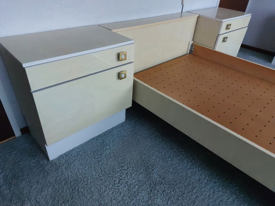 Image 1 of Lit simple vintage avec tables de chevet et coiffeuse