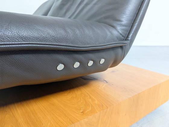 Image 1 of Divano Koinor Free Motion Edit Design Divano in pelle marrone con travi in ​​rovere