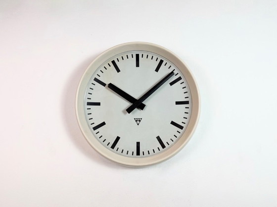 Image 1 of Große industrielle Bakelit-Fabrikwanduhr von Pragotron, 1960er Jahre