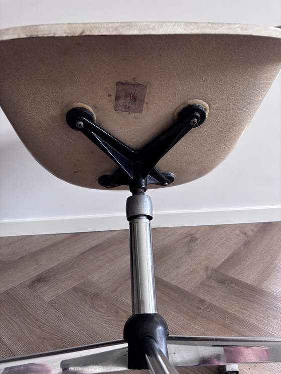 Image 1 of prachtige vintage Eames Fiberglass Armchair van Herman Miller, ontworpen door het iconische ontwerpersduo Charles en Ray Eames