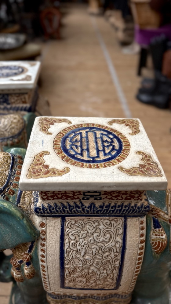 Paire de grands sièges de jardin en céramique émaillée chinoise en forme d'éléphant – Tables d'appoint (photo 12 of 12)