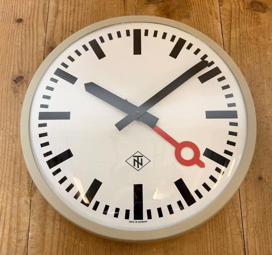 Image 1 of Grijze industriële wandklok uit Tennessee, jaren 60.