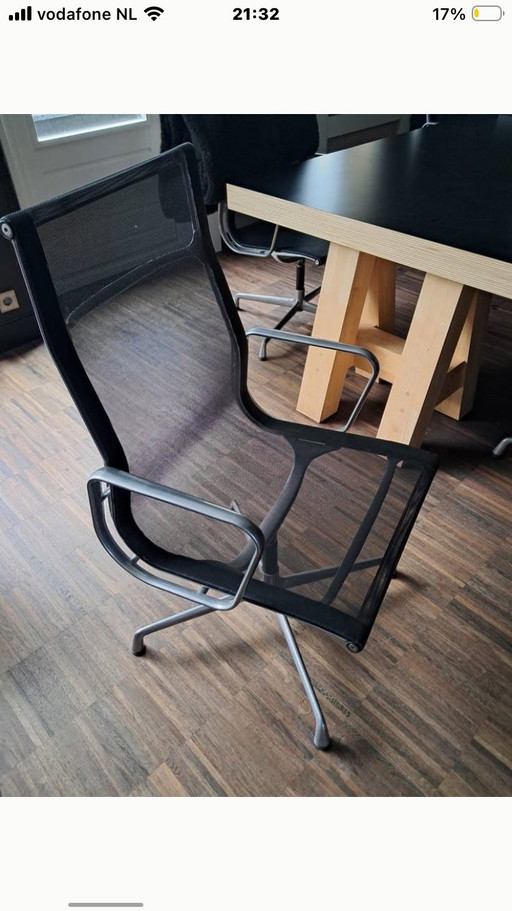 4 x Charles-Eames-Stühle