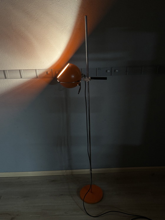 Image 1 of Lampada da terra vintage – Gepo / Gerda – paralume sferico in metallo arancione – design Space Age anni '70
